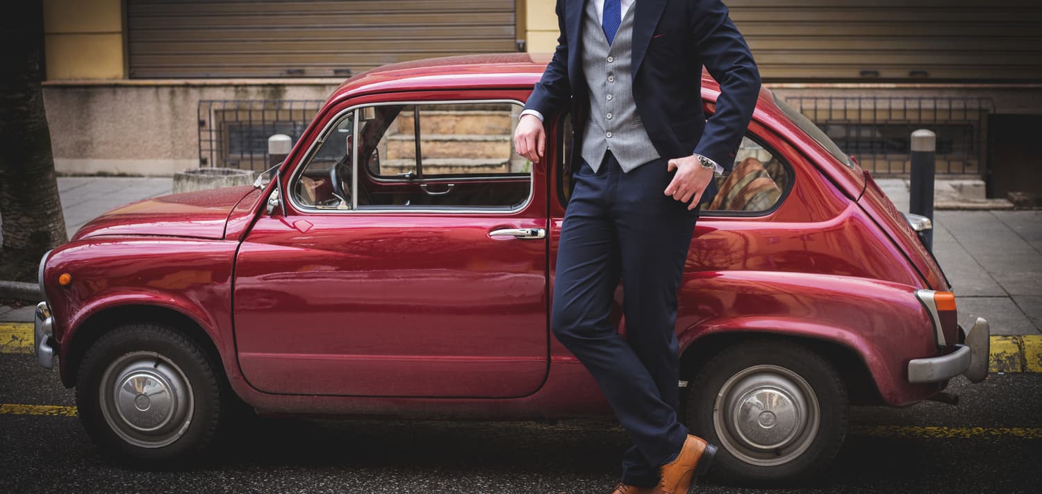 Best outfits to combine navy blue trousers