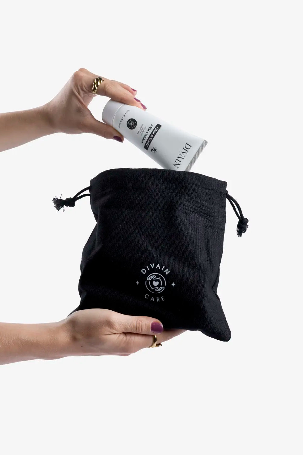 Drawstring fastening for the divain care wash bag