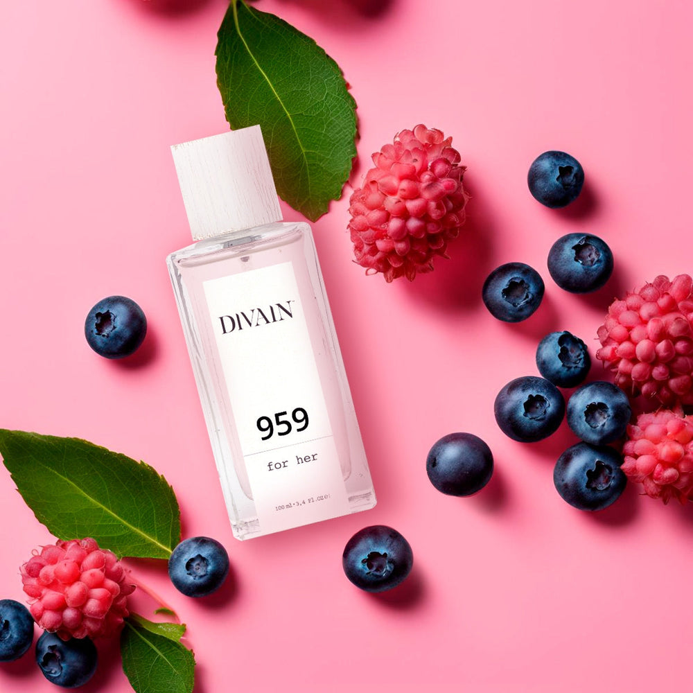 Perfume divain-959 surrounded by its olfactory notes such as lychee and redcurrant.