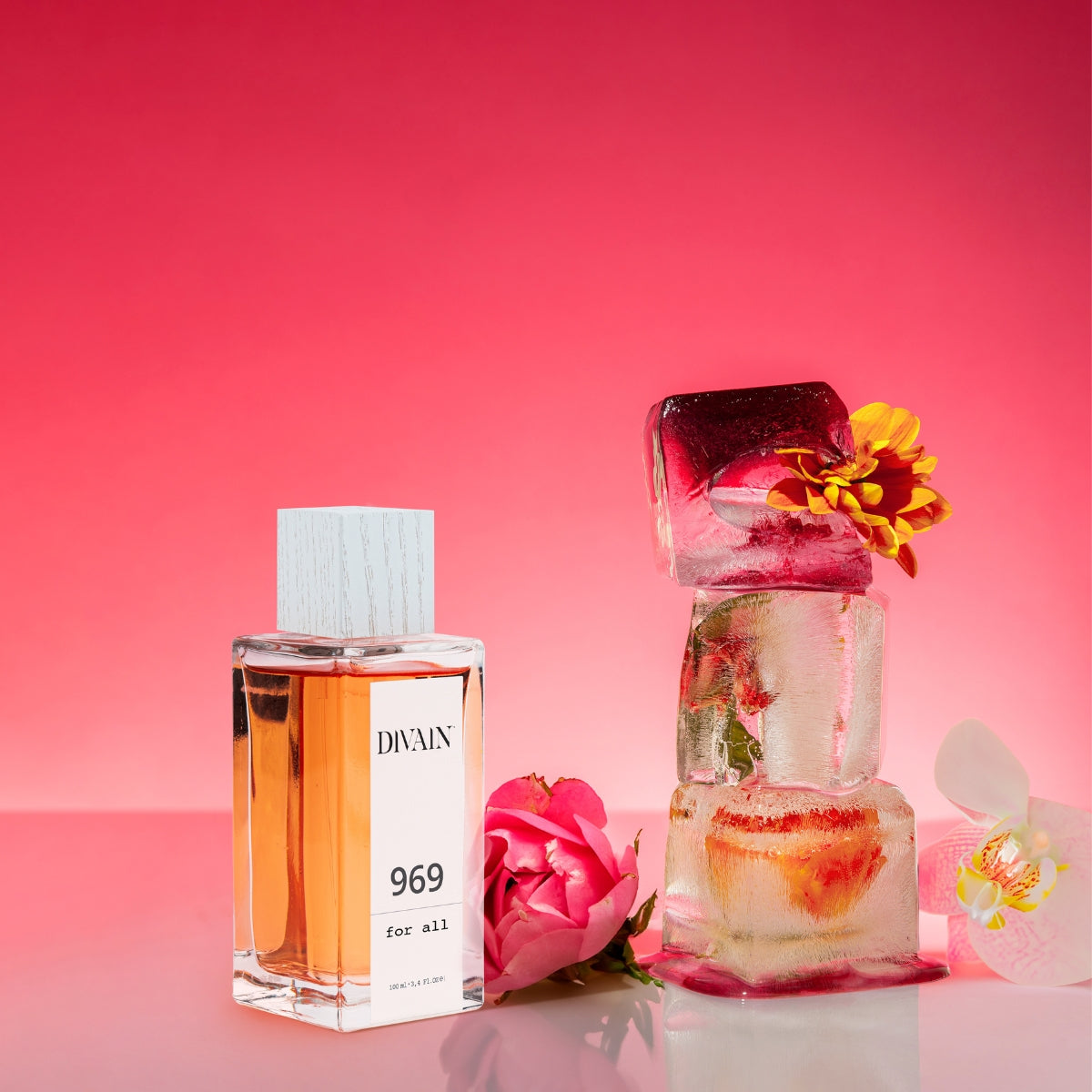 Perfume divain-969 surrounded by its olfactory notes such as Bulgarian rose.